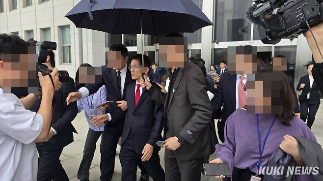 김문수 국민의힘 대선 후보가 9일 국민의힘 의원총회에서 당 지도부와 격돌 후 퇴장하고 있다. 임현범 기자