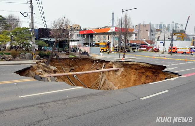 지난 3월24일 갑작스러운 땅 꺼짐 현상(싱크홀)이 발생한 서울시 강동구 명일동 현장. 곽경근 대기자&nbsp;&nbsp;