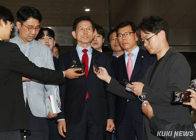 서울남부지법 민사합의51부(권성수 수석부장판사)는 10일 오후 5시 김문수 후보가 당을 상대로 낸 대통령 후보자 취소 효력정지 가처분 신청의 심문을 열었다. 김문수 국민의힘 대선 후보가 10일 오후 서울남부지법에서 가처분 심문에 참석한 후 기자들을 질문에 답하고 있다.