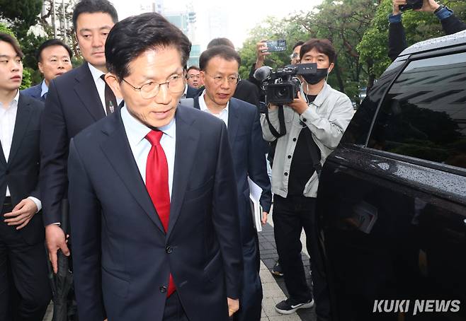 국민의힘 대선 후보 자격 박탈에 반발한 김문수 후보가 10일 오후 법원에 출석해 ‘대선 후보 취소’ 가처분 심문에 참석한 후 법원을 나서고 있다.