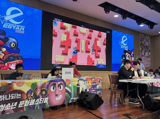 경기도 과천교회와 시냇가하늘숲 청소년꿈터(위원장 방주석 장로)는 10일 교육관에서 과천 청소년 문화페스티벌 ’과천 e스타‘를 개최했다. 사진은 게임 시합을 이어가고 있는 모습.