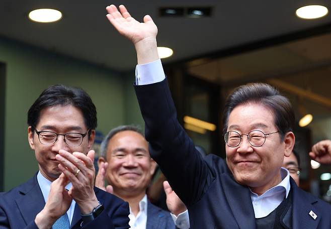 영남 신라벨트 골목골목 경청투어에 나선 이재명 대선 후보가 10일 경남 진주시 대안동 차없는 거리에서 연설 중 시민들을 향해 손을 흔들고 있다. 왼쪽은 김경수 민주당 중앙선거대책위원회 총괄선대위원장. 연합뉴스