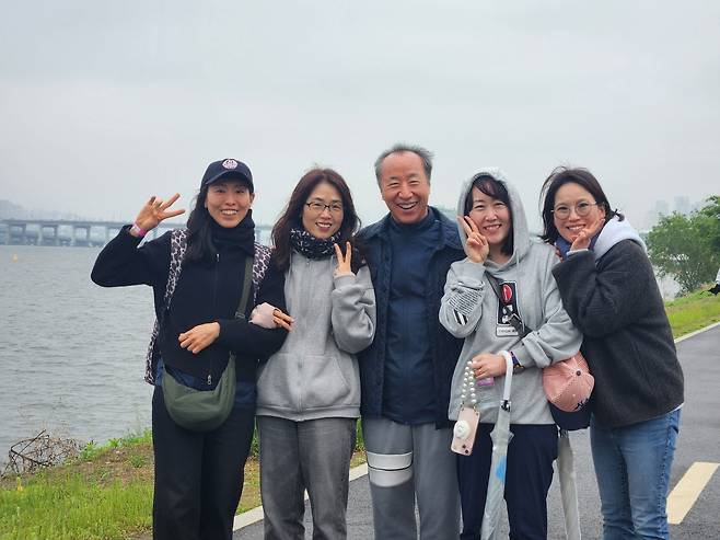 화종부(가운데) 남서울교회 목사와 교인들이 10일 서울 서초구  서래섬 인근에서 기념촬영을 하고 있다.