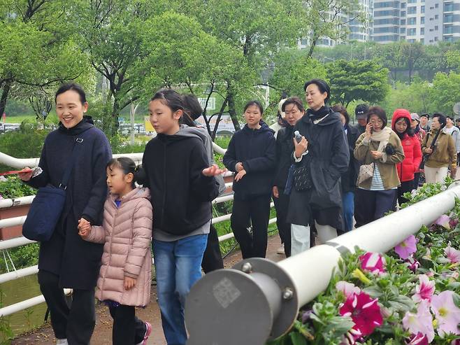 '남서울 50년, 한마음 걷기' 행사에 참여하고 있는 남서울교회 교인들.