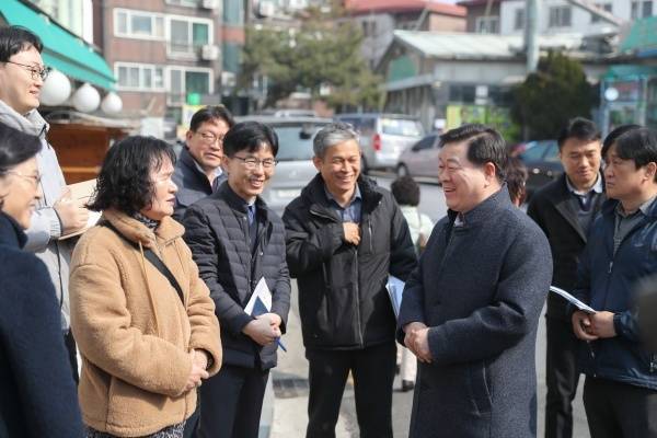 박승원 광명시장이 생생 소통 현장의 일환으로 지역민들과 만나 대화를 나누고 있다. 광명시 제공