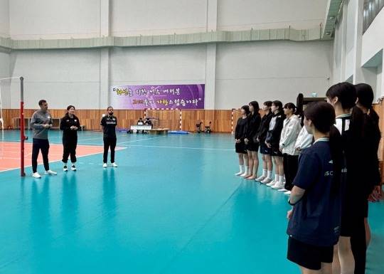 진천선수촌에 모인 여자배구대표팀 선수들에게 이야기하는 모랄레스 감독(맨 왼쪽). 사진[연합뉴스]