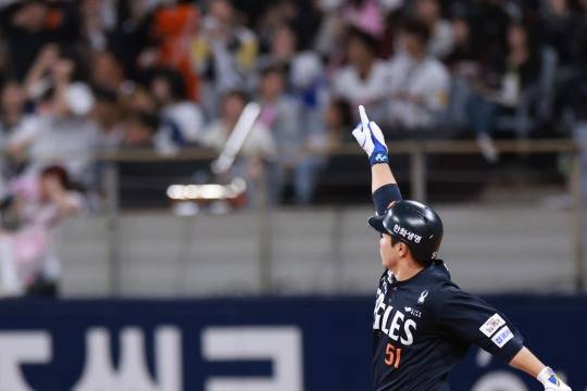 9회초 솔로홈런 친 문현빈. 사진[연합뉴스]