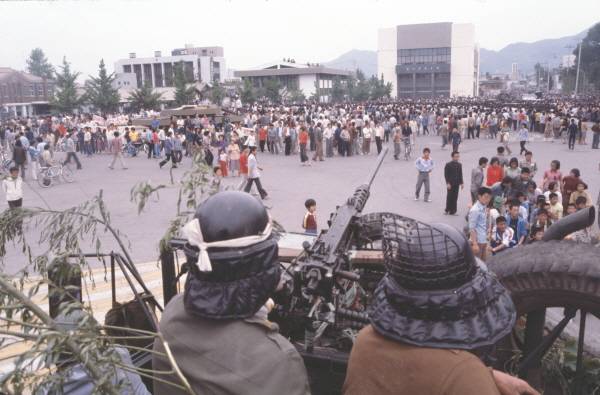 ▲1980년 5월 계엄군에 맞선 광주 시민들. 촬영자=이창성, 사진=5·18기념재단