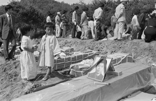 ▲1980년 5월 사망한 광주 시민들을 안장하는 모습. 촬영자=나경택, 사진=5·18기념재단