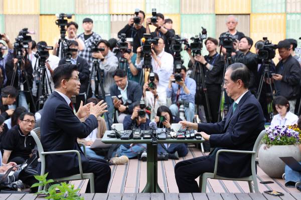 ▲지난 8일 국회에서 단일화 협상에 나선 김문수 국민의힘 대선후보와 한덕수 무소속 대선 예비후보. ⓒ연합뉴스