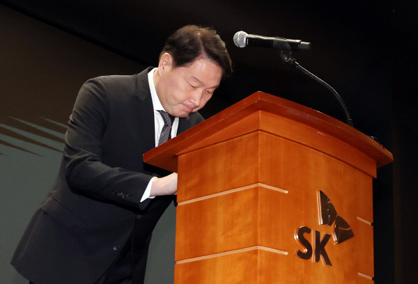 ▲지난 7일최태원 SK그룹 회장이 유심(USIM) 해킹 피해에 대해 대국민 사과에 나선 모습. ⓒ연합뉴스