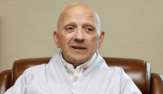 교황의 요리사로도 활동했던 이탈리아 세프 브루노 칭골라니가 최근 진관사에서 선물받은 법복을 입고 서울 매일경제신문과 인터뷰하고 있다. 김호영 기자