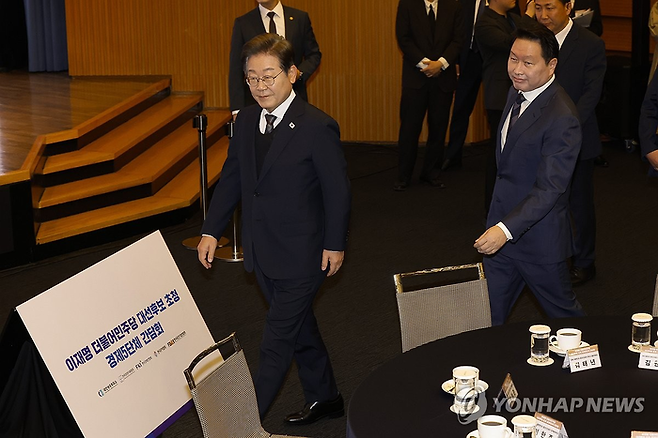 더불어민주당 이재명 대선후보와 최태원 대한상공회의소 회장이 8일 서울 중구 대한상공회의소에서 열린 대선후보 초청 경제5단체 간담회에 참석하고 있다. [사진 출처 = 연합뉴스]