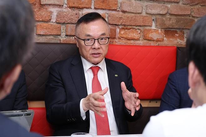 체코 현지에서 기자간담회 중인 황주호 한국수력원자력 사장 [사진 출처 = 산업통상자원부 공동취재단]