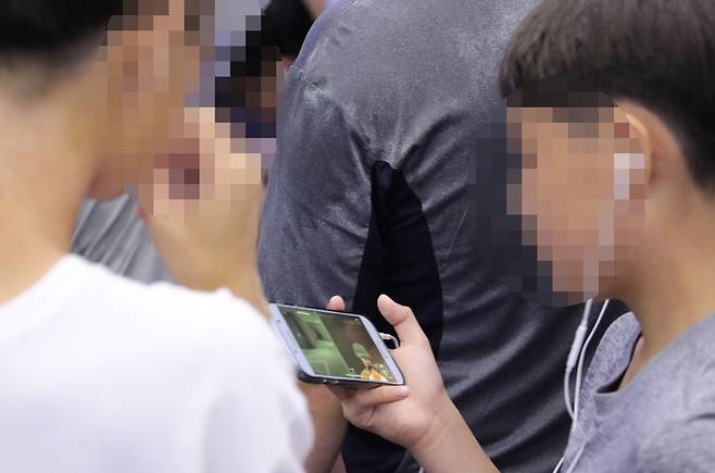 초등학교 4학년 10명 중 9명 이상은 휴대폰을 갖고 있는 것으로 조사됐다. [매경DB}