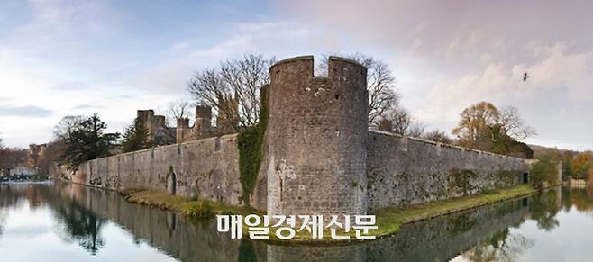 성 주위를 둘러싼 해자(垓子)