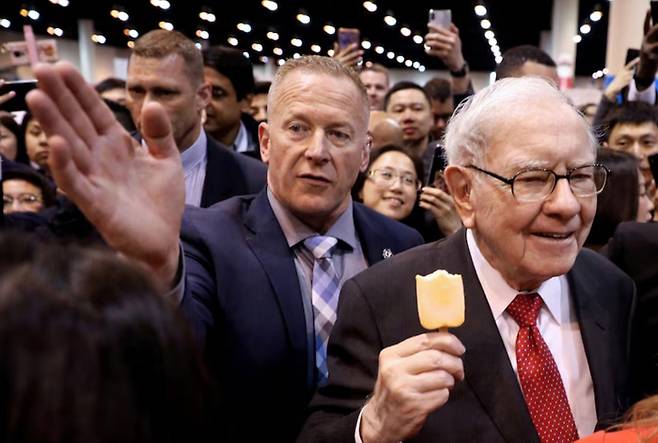 2019년 연례 주주총회장에 아이스크림을 손에 들고 입장하고 있는 워런 버핏 버크셔 해서웨이 회장. <로이터 연합뉴스>