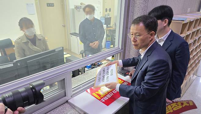 국민의힘 김문수 대선 후보 캠프 측 박용호 파주시 갑.을 전 당협위원장이 10일 서울 양천구 서울남부지방법원에 당의 대선 후보 선출 취소 의결에 대한 효력정지 가처분 신청을 하고 있다. <연합뉴스>