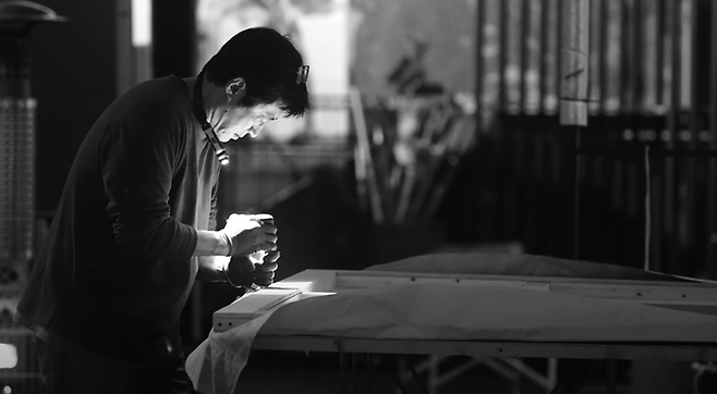 작업하고 있는 박신양 작가의 모습 / 사진=박신양 웹사이트