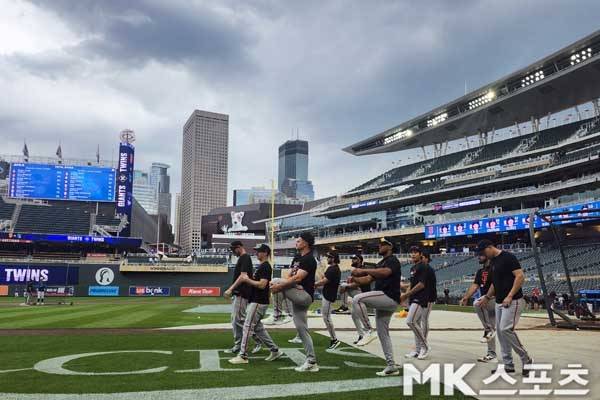 이정후를 비롯한 샌프란시스코 선수단이 스트레칭을 하고 있다. 사진(美 미니애폴리스)= 김재호 특파원