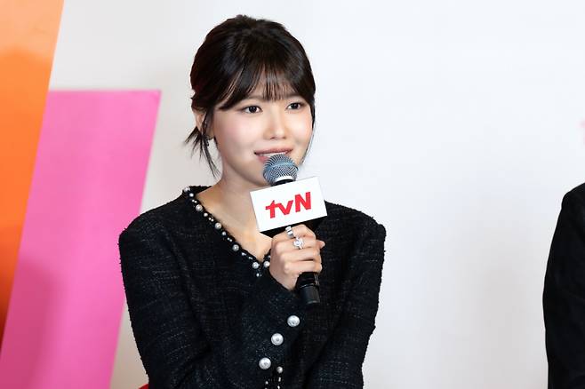 그룹 소녀시대 출신 배우 최수영이 지난 7일 진행된 tvN 새 월화드라마 '금주를 부탁해' 제작발표회에 참석했다. 이날 최수영은 허리를 드러낸 트위드 패션에 화려한 다이아몬드 주얼리를 착용해 포인트를 더했다.  /사진=CJ ENM