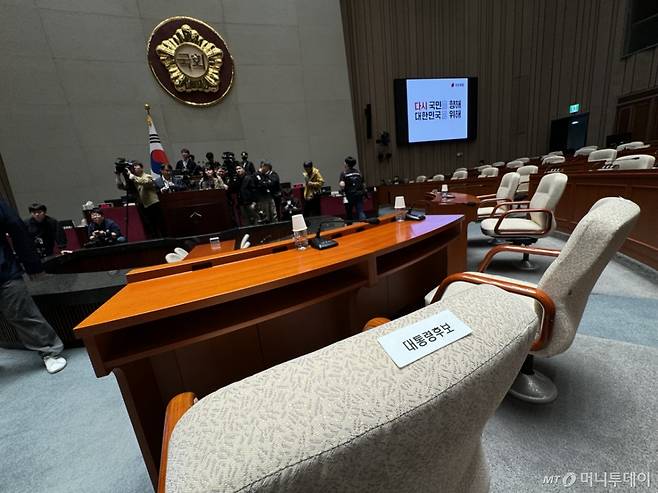 (서울=뉴스1) 안은나 기자 = 9일 서울 여의도 국회 국민의힘 의원총회장인 예결위회의장에 김문수 대통령 후보 자리를 알리는 스티커가 붙어있다. 2025.5.9/뉴스1  Copyright (C) 뉴스1. All rights reserved. 무단 전재 및 재배포,  AI학습 이용 금지. /사진=(서울=뉴스1) 안은나 기자