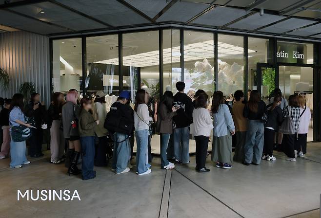 24일 오픈한 마뗑킴 시부야점 입장을 기다리는 고객들. /사진제공=무신사