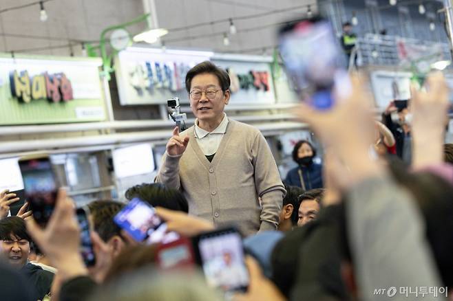 (성주=뉴스1) 이재명 기자 = 3차 경청투어에 나선 이재명 더불어민주당 대통령 후보가 9일 오후 경북 성주군 성주전통시장에서 연설을 하고 있다. 2025.5.9/뉴스1 Copyright (C) 뉴스1. All rights reserved. 무단 전재 및 재배포, AI학습 이용 금지. /사진=(성주=뉴스1) 이재명 기자