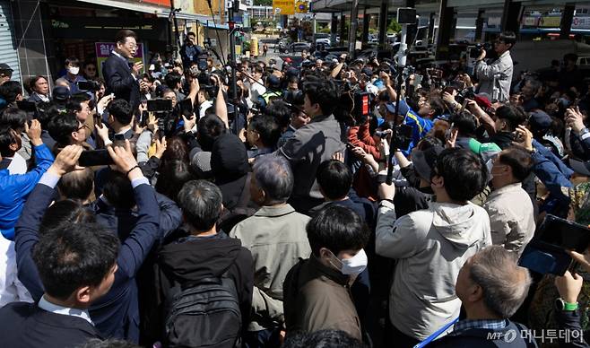 (창녕=뉴스1) 이재명 기자 = 경청투어에 나선 이재명 더불어민주당 대통령 후보가 10일 오전 경남 창녕군 창녕읍 창녕정기시장에서 연설을 하고 있다. 2025.5.10/뉴스1  Copyright (C) 뉴스1. All rights reserved. 무단 전재 및 재배포,  AI학습 이용 금지. /사진=(창녕=뉴스1) 이재명 기자