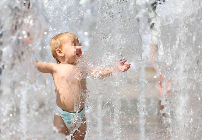 서울 전 지역에 폭염주의보가 발령된 지난해 9월15일 서울 중구 서울시청 앞 광장 분수대에서 아기가 물놀이를 하며 더위를 식히고 있다. /사진=뉴시스