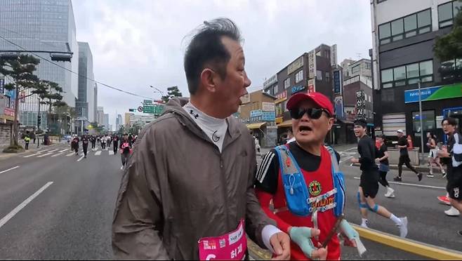 난치병 투병을 알렸던 전 마라토너 이봉주(오른쪽)가 전 농구 국가대표 허재(왼쪽)의 마라톤 도전을 응원하고 나섰다./사진=MBN '뛰어야 산다'