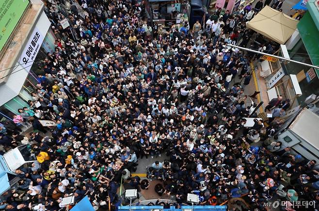 [진주=뉴시스] 조성우 기자 = 민심을 청취하는 '경청 투어'에 나선 이재명 더불어민주당 대선후보가 10일 경남 진주시 대안동 차없는 거리에서 즉흥 연설을 하는 가운데 이 후보 주위로 인파가 몰려있다. (공동취재) 2025.05.10. photo@newsis.com /사진=