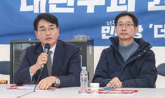 박용진 민주당 선대위 국민화합위원장이 지난 3월 서울 종로구 경복궁 앞 천막 농성장에서 열린 시국 간담회에서 발언하고 있다. 연합뉴스