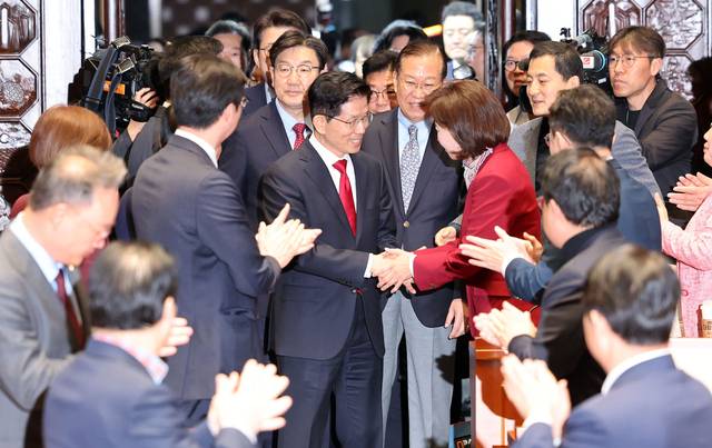 국민의힘 김문수 대선 후보가 9일 서울 여의도 국회에서 열린 의원총회에 참석하며 의원들과 악수하고 있다. 연합뉴스