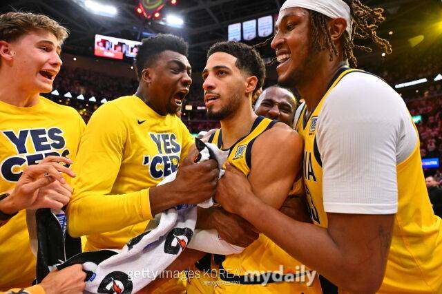 할리버튼(왼쪽에서 세 번째)이 7일 클리블랜드와 경기에서 결승 3점포를 작렬한 뒤 동료들과 함께 기뻐하고 있다. /게티이미지코리아