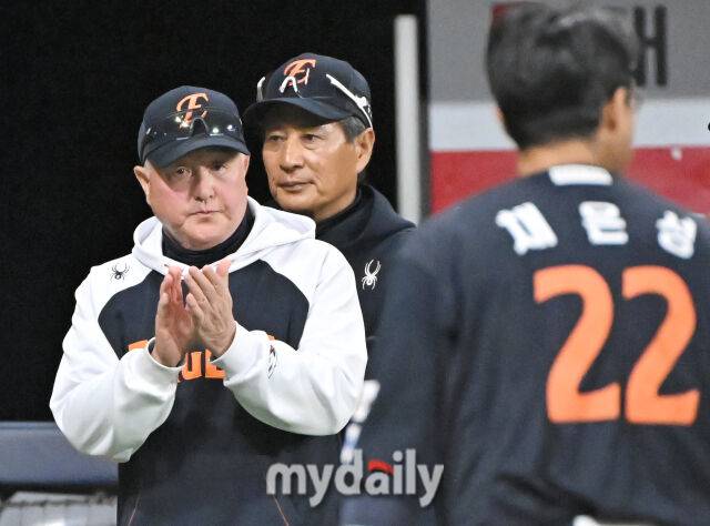 9일 오후 서울 고척동 고척스카이돔에서 진행된 '2025 프로야구 KBO리그' 키움히어로즈와 한화 이글스의 경기. 한화 김경문 감독이 7-5로 승리한 뒤 박수를 치고 있다./고척=송일섭 기자 andlyu@mydaily.co.kr