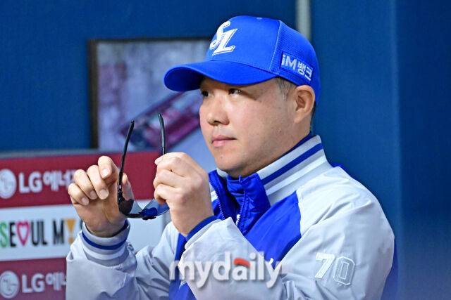 2025년 4월 16일 서울 잠실야구장에서 열린 '2025 신한 SOL BANK KBO리그' 삼성 라이온즈와 LG 트윈스 경기. 삼성 박진만 감독이 7회 12-2로 역전을 허용하고 경기를 지켜보고 있다./마이데일리