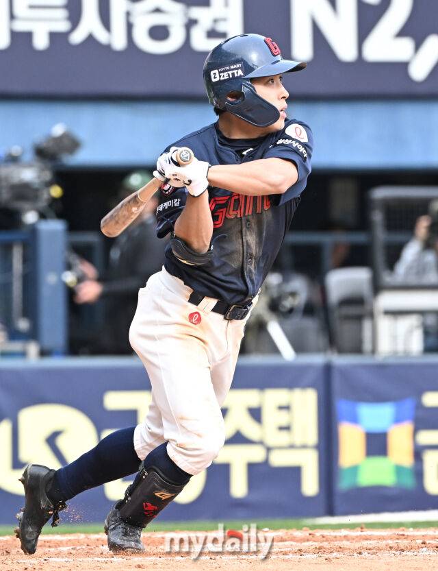 27일 오후 서울 잠실야구장에서 진행된 '2025 프로야구 KBO리그' 두산 베어스와 롯데 자이언츠의 경기. 롯데 황성빈이 7회초 2사 2루서 1타점 적시타를 치고 있다./마이데일리