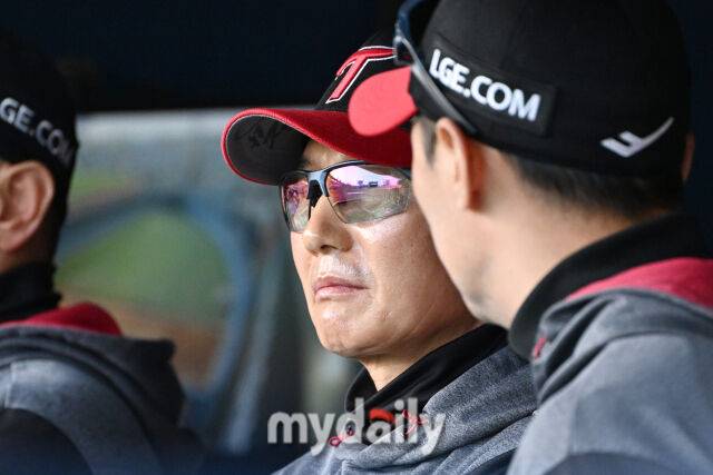 2025년 5월 7일 서울 잠실야구장에서 열린 '2025 신한 SOL BANK KBO리그' LG 트윈스와 두산 베어스 경기. LG 염경엽 감독이 경기를 지켜보고 있다./마이데일리