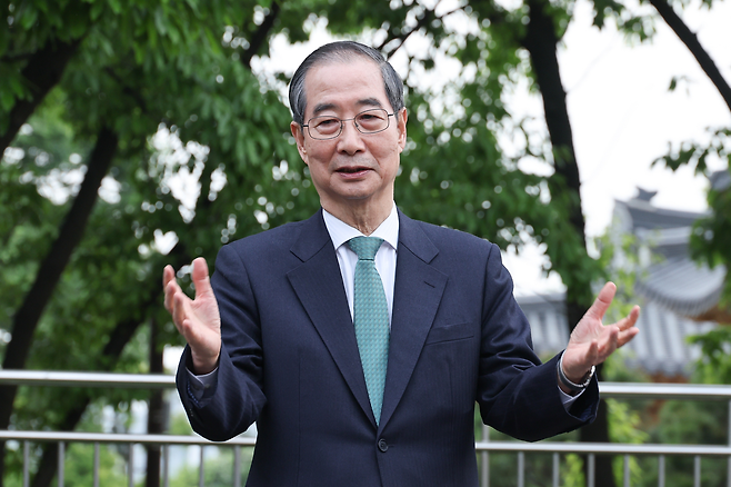 한덕수 무소속 대선 예비후보가 지난 8일 서울 국회 사랑재에 위치한 커피숍에서 회동을 마친 후 백프리핑하고 있다. [연합]