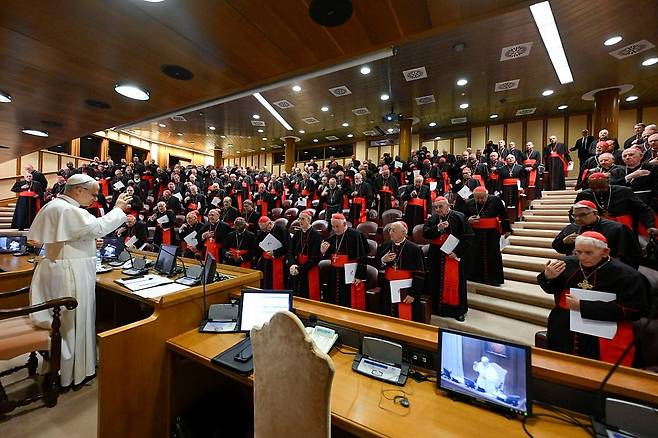 레오 14세 교황이 10일(현지시간) 바티칸 시노드홀에서 추기경들에게 연설하고 있다. [게티이미지]
