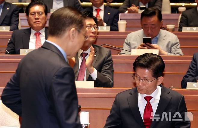 [서울=뉴시스] 조성봉 기자= 김문수 국민의힘 대선후보가 9일 서울 여의도 국회에서 열린 의원총회에서 발언을 마치고 떠나는 권영세 비대위원장을 바라보고 있다. 2025.05.09. suncho21@newsis.com