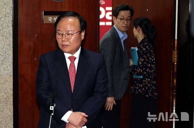 [서울=뉴시스] 조성봉 기자 = 김문수 국민의힘 대선후보 측 김재원 비서실장이 9일 오후 서울 여의도 국회에서  '김문수-한덕수 대선후보 측 단일화 협상'을 마치고 취재진의 질문에 답변하고 있다. 오른쪽은 한덕수 무소속 대선후보 측 손영택 전 국무총리 비서실장.  2025.05.09. suncho21@newsis.com