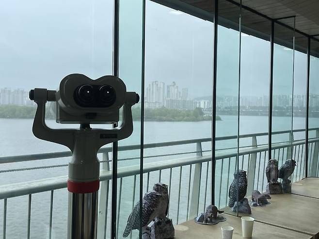 [서울=뉴시스]강류나 인턴 기자='세계 철새의 날'을 하루 앞둔 9일 찾은 서울 영등포구 여의도동 밤섬생태체험관. 체험관 내 고배율 망원경인 '필드스코프' 쌍안경을 통해 일반인 출입이 제한된 밤섬을 가까이 구경하는 것도 가능하다. 2025.05.09 photo@newsis.com *재판매 및 DB 금지