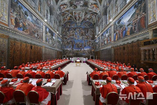 [바티칸=AP/뉴시스] 추기경들이 7일(현지 시간) 바티칸 시스티나 성당에서 열린 제267대 교황을 선출하는 콘클라베에 참석하고 있다. 2025.05.08.