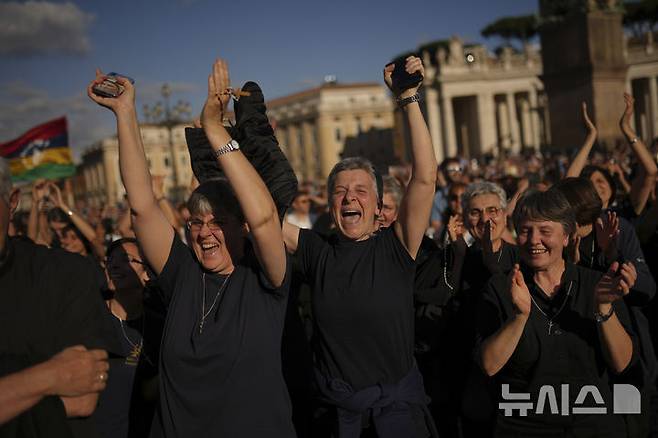 [바티칸=AP/뉴시스] 8일(현지 시간) 바티칸 시국 성베드로 광장에 모인 사람들이 교황 선출 소식에 환호하고 있다. 이날 미국의 로버트 프랜시스 프레보스트(69) 추기경이 제267대 교황으로 선출됐으며 즉위명은 '레오 14세'다. 2025.05.09.