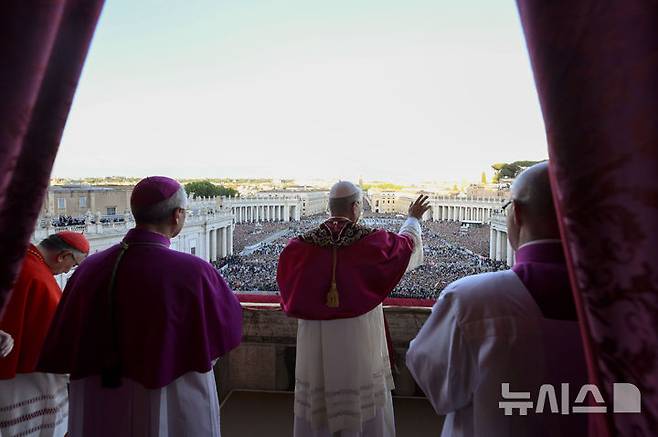 [바티칸=AP/뉴시스] 8일(현지 시간) 제267대 교황으로 선출된 미국의 로버트 프랜시스 프레보스트(69) 추기경이 선출 직후 바티칸 성베드로 대성당 중앙 '강복의 발코니'에서 인사하고 있다. 새 교황의 즉위명은 '레오 14세'로  '레오'는 라틴어로 '사자'를 뜻한다. 2025.05.09.