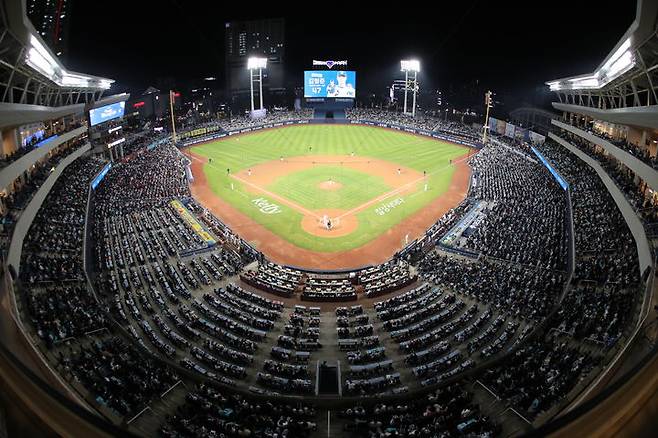 [창원=뉴시스] 강경국 기자 = 지난 2023년 11월2일 개최된 프로야구 플레이오프 3차전 창원NC파크 전경. (사진=창원시청 제공). 2025.03.26. photo@newsis.com *재판매 및 DB 금지