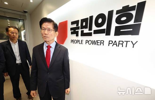 [서울=뉴시스] 조성봉 기자 = 김문수 국민의힘 대선후보가 10일 오전 서울 여의도 국민의힘 중앙당사 대통령후보실에 들어가고 있다. 2025.05.10. suncho21@newsis.com