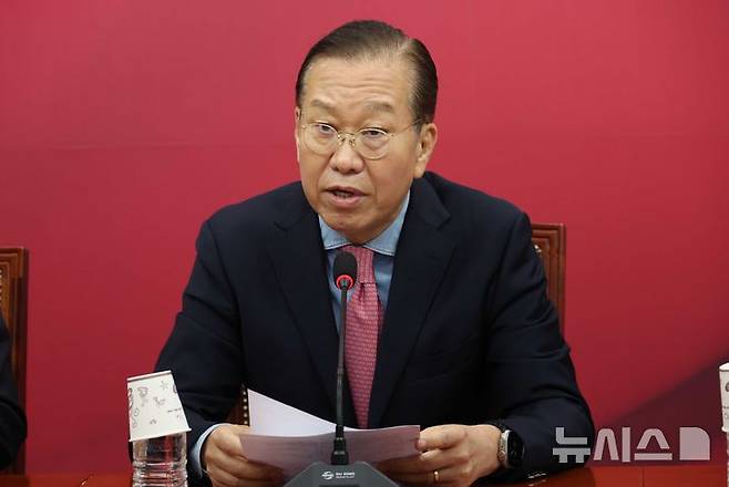 [서울=뉴시스] 조성봉 기자 = 권영세 국민의힘 비상대책위원장이 10일 오전 서울 여의도 국회에서 열린 후보 재선출 관련 기자회견에서 발언을 하고 있다. 2025.05.10. suncho21@newsis.com